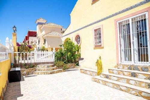 Fabulous 3 Bed House With 4 Communal Pools