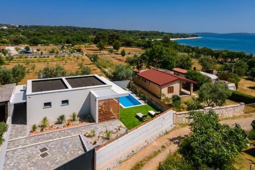 Villa For Two Person With Pool In Peroj