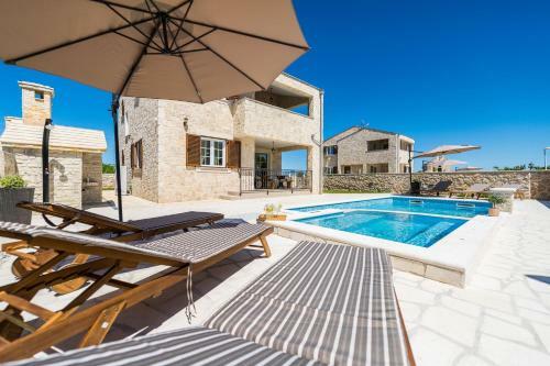 Luxury Villa With Heated Pool And Jacuzzi 02