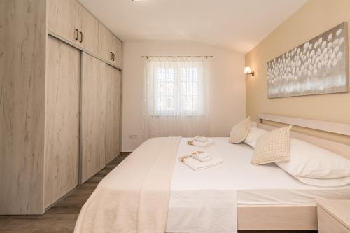 Luxury Villa With Heated Pool And Jacuzzi 02