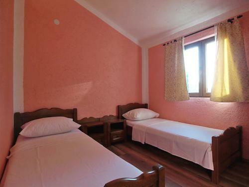 Apartments With Pool, Vir