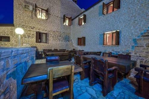 Apartments With Pool, Vir