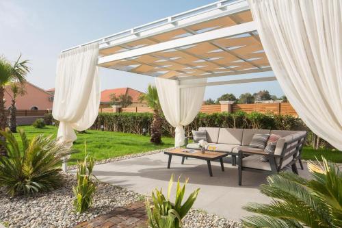 Luxury Villa With A Swimming Pool Vir - 18568