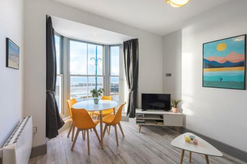 New Central Seafront Apartment- Stunning Sea Views