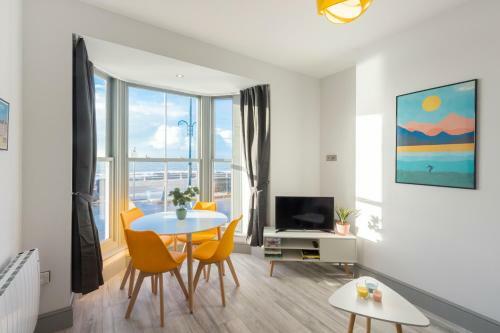 New Central Seafront Apartment- Stunning Sea Views