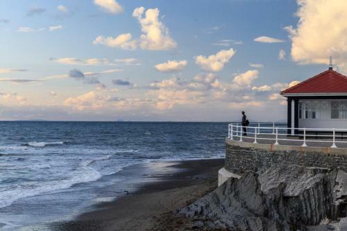 New Central Seafront Apartment- Stunning Sea Views