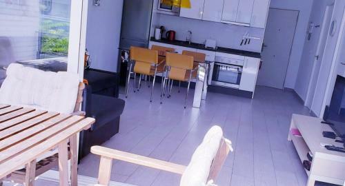 Apartamento Steps Away From Puerto Marina