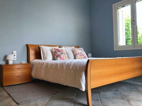 Villa Dolphin - Beachfront Maisonette With Pool