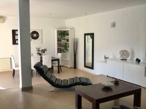 Luxurious Villa. Pr�vate Pool, Padel Court. Subway