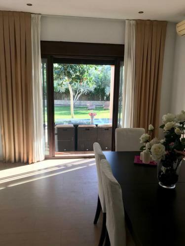 Luxurious Villa. Pr�vate Pool, Padel Court. Subway
