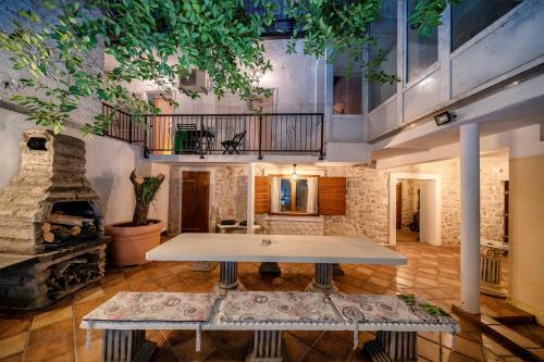 Apartamentos Heritage Residence In Center With Pool