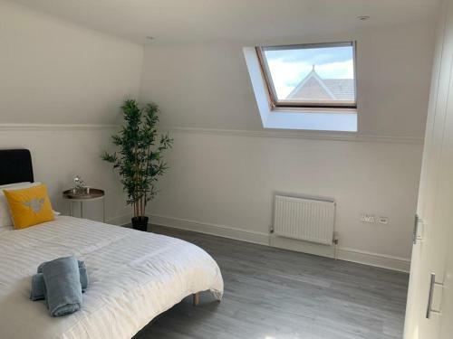 Addlestone - Large Stunning 2 Bed Room Apartment