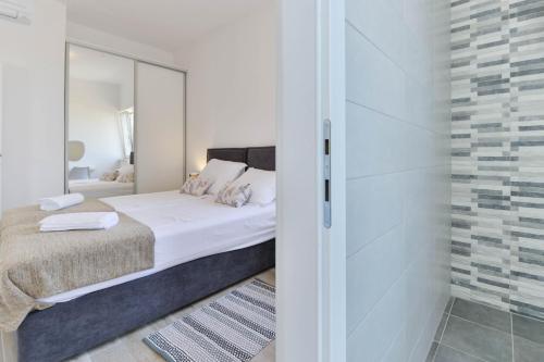 Luxury Villa With Pool Near The Beach 2