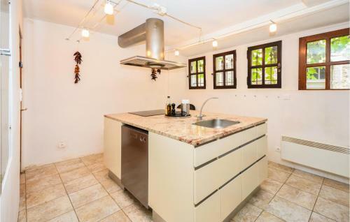 Beautiful Home In Aigu�ze With 5 Bedrooms