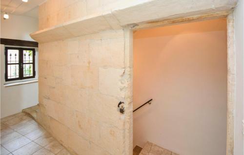 Beautiful Home In Aigu�ze With 5 Bedrooms