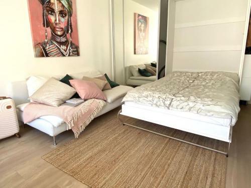 Bright Studio Apartment & Amazing Location
