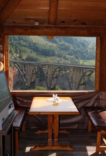 Hostal Tara Bridge Castle