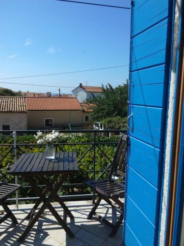 House Ivas With Garden