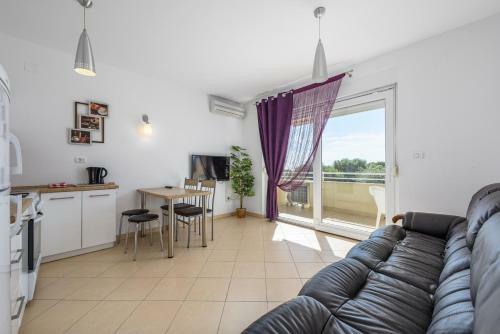 Flora House With Apartment
