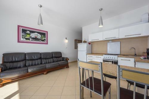 Flora House With Apartment