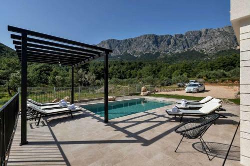 Holiday Home Blue Stone