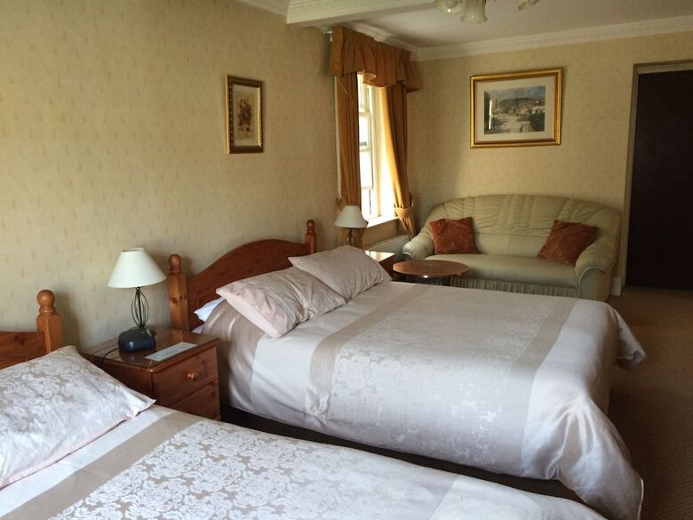 Half Moon Hotel And Restaurant