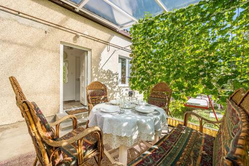 Leni Guest House