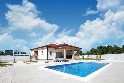 Villa First Hill With Heated Pool