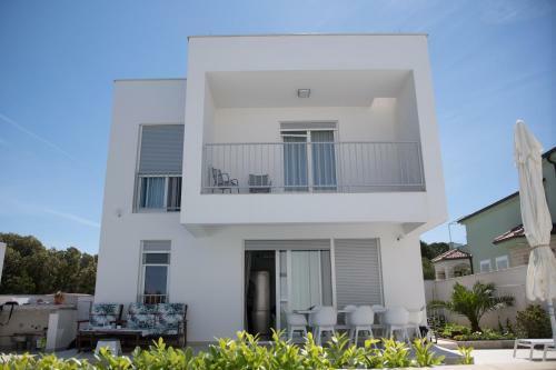 Villa Teuta-modern House With Heated Pool