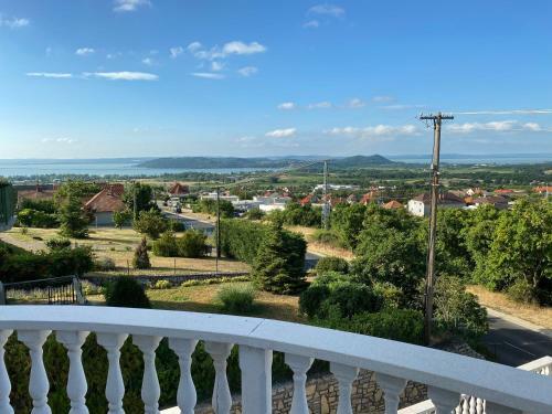 A- Villa (vend�gh�z)