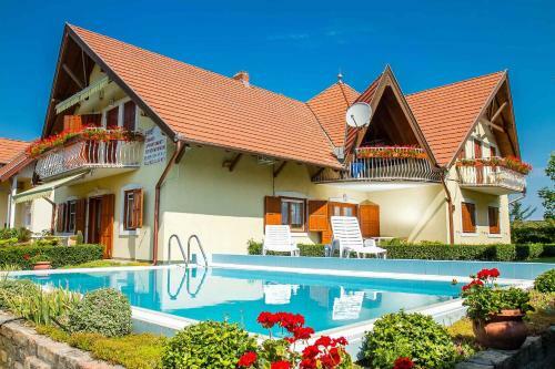 Apartment In Balatonmariaf�rdo 40852