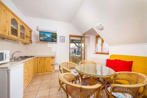 Apartment In Balatonmariaf�rdo 40858