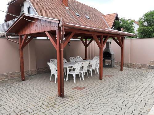 11 F�r�helyes Apartman