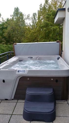 Panoramic Art Apartment With Jacuzzi