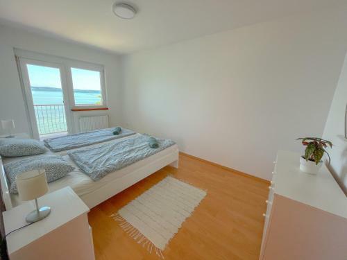 Z�ldpart Lakeside Villa