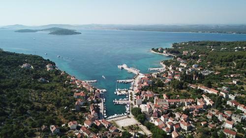 Holiday House Nato