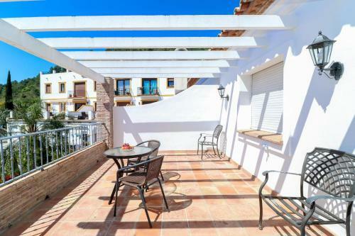 4 Br House In Benahavis Centre, Costa Del Sol