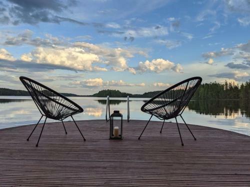 Villa Designers Lakehouse With Jacuzzi