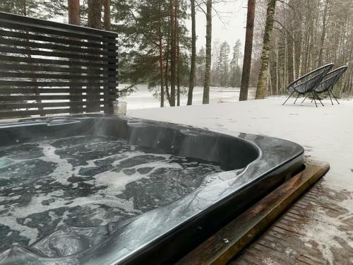 Villa Designers Lakehouse With Jacuzzi