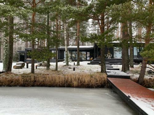 Villa Designers Lakehouse With Jacuzzi