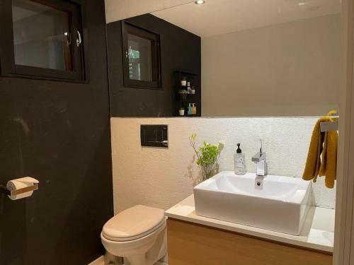 Villa Designers Lakehouse With Jacuzzi