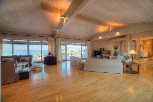 Lyciponon Tennis Villa
