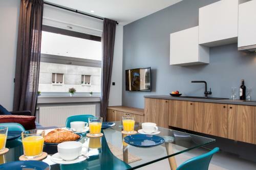 Rooms And Apartments Glossy
