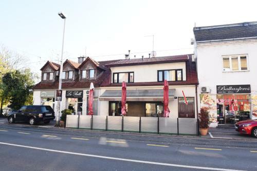 Hostal Monikarooms