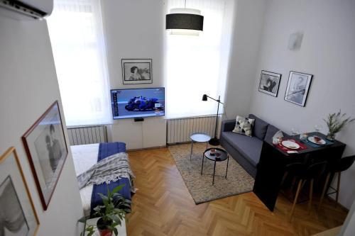 Apartment Bobby