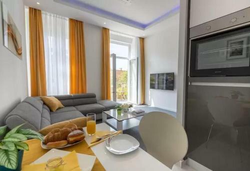 Hostal Elenas Rooms & Apartment