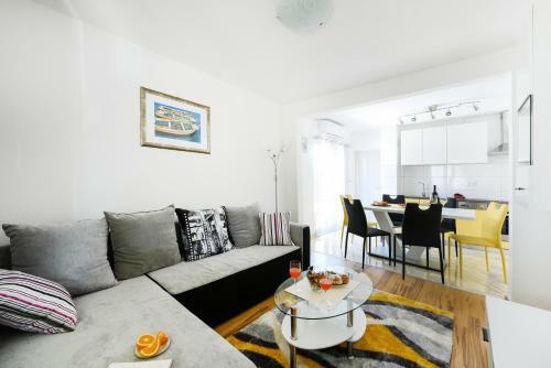 Holiday Home Orange With Heated Pool And Parking