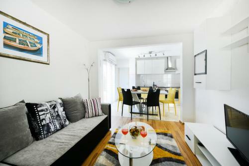 Holiday Home Orange With Heated Pool And Parking