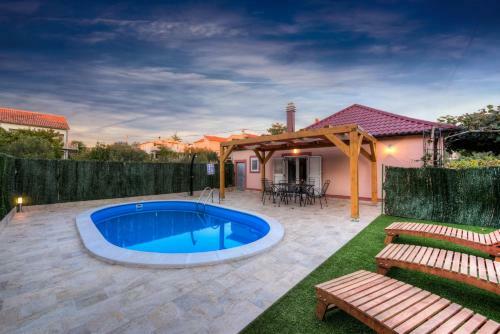 Holiday Home Orange With Heated Pool And Parking