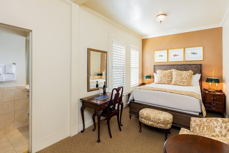 Hotel Pine Inn